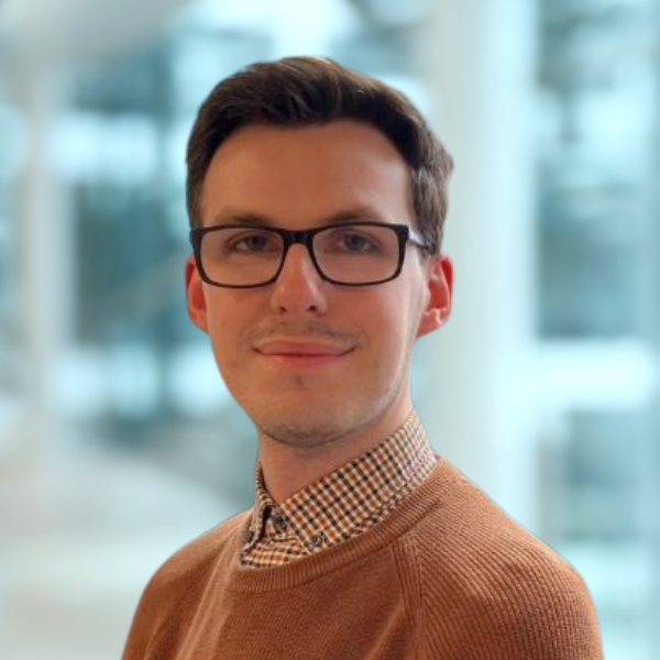 Jonathan Earnshaw Headshot